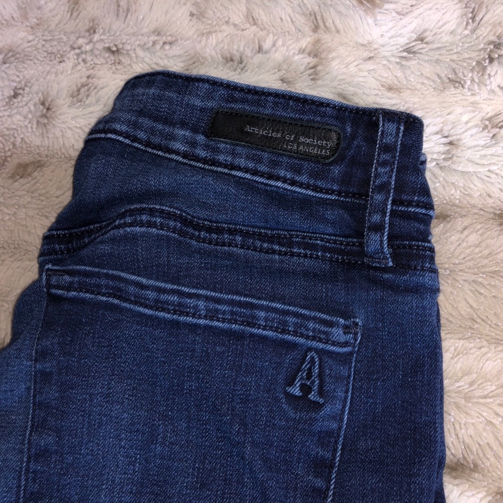 Cropped jeans with raw hems